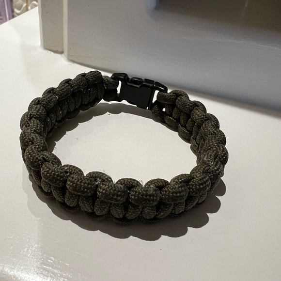 Olive Green Tactical Paracord Bracelet - Picture 1 of 7